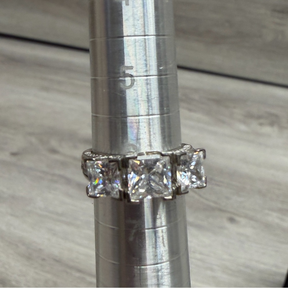 Elegant Sterling Silver Crystal Ring .925